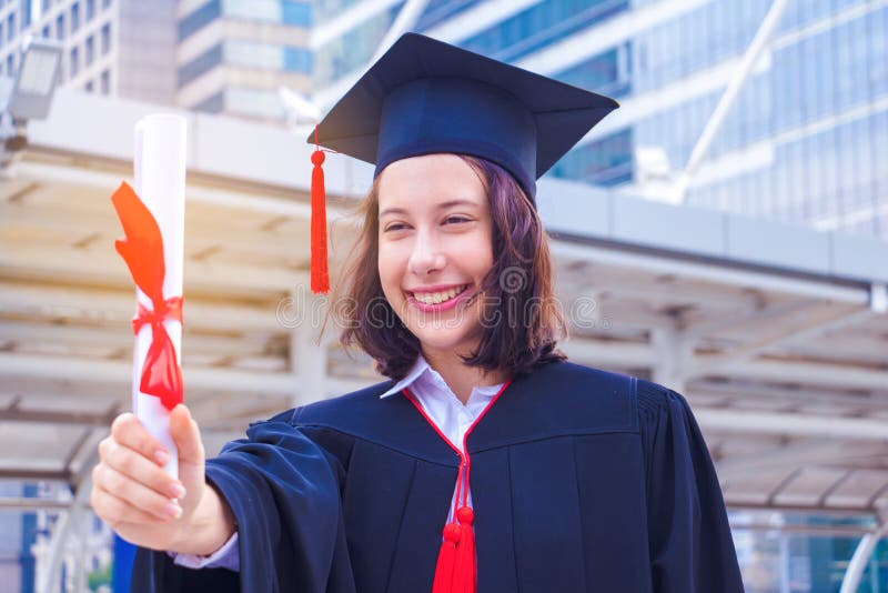 Se Graduó Y Lleva Graduados Vestidos, Se Puso De Pie Y Mostró Un Certificado De Grado. Foto de archivo - Imagen de lifestyle, proyecto: 192383844 Se Graduó Y Lleva Graduados Vestidos, Se Puso De Pie Y Mostró Un Certificado De Grado. Foto de archivo - Imagen de lifestyle, proyecto: 192383844