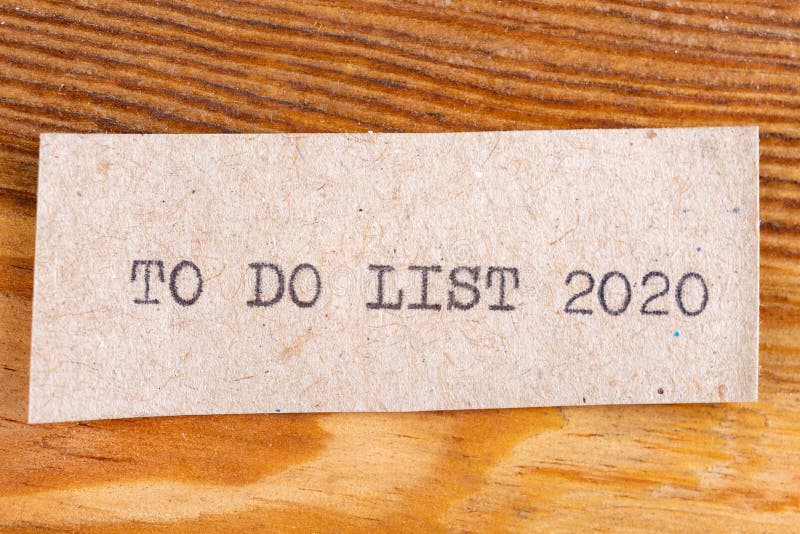 Se ha escrito la palabra 'hacer la lista 2020' La inscripción en una hoja gris de papel foto de archivo Se ha escrito la palabra 'hacer la lista 2020' La inscripción en una hoja gris de papel foto de archivo