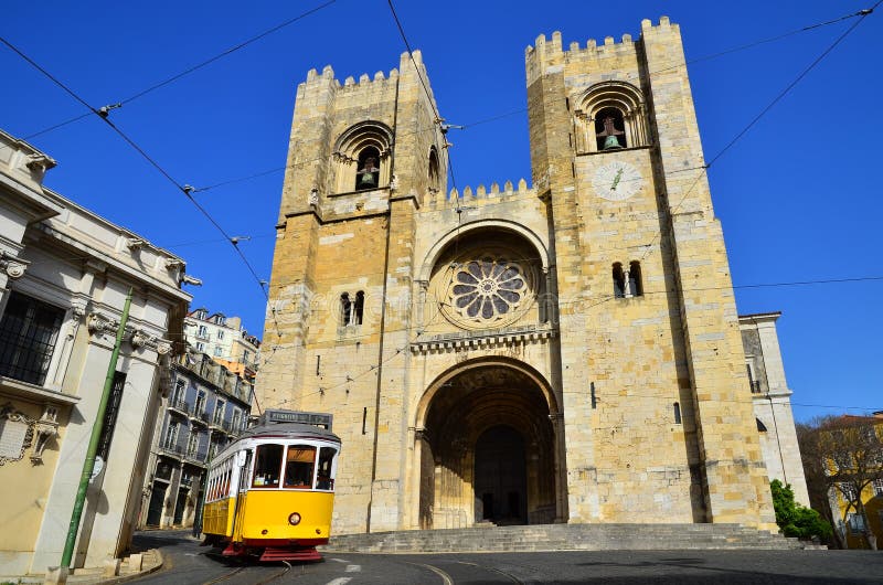 SE-Kathedrale und gelber Förderwagen, Lissabon in Portugal