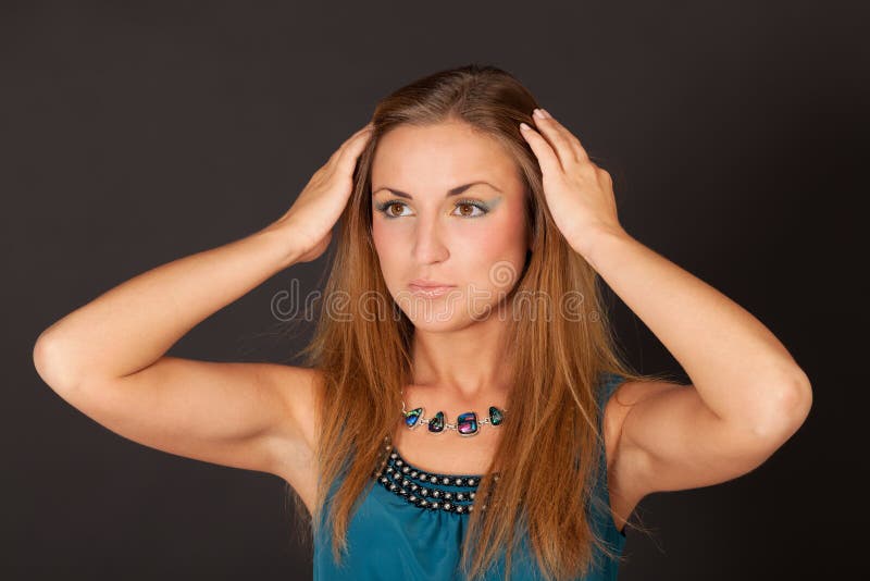 Fille hautaine photo stock. Image du mode, embrassement 26399142