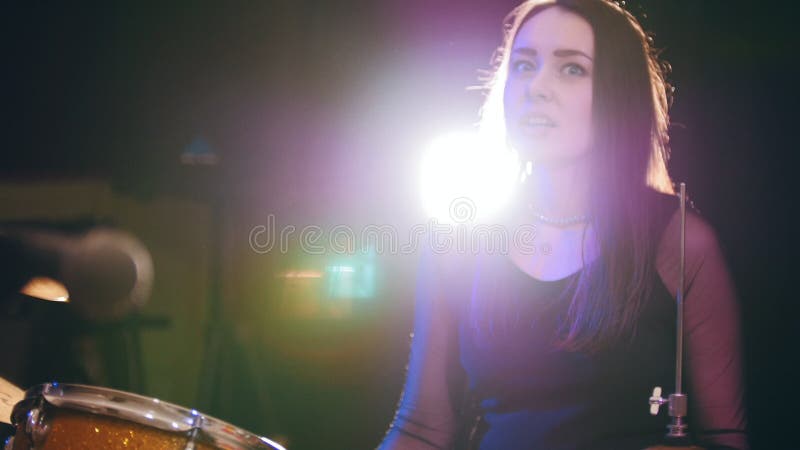 Se précipitant le batteur de fille avec les cheveux noirs au garage - groupe de rock banque de vidéos