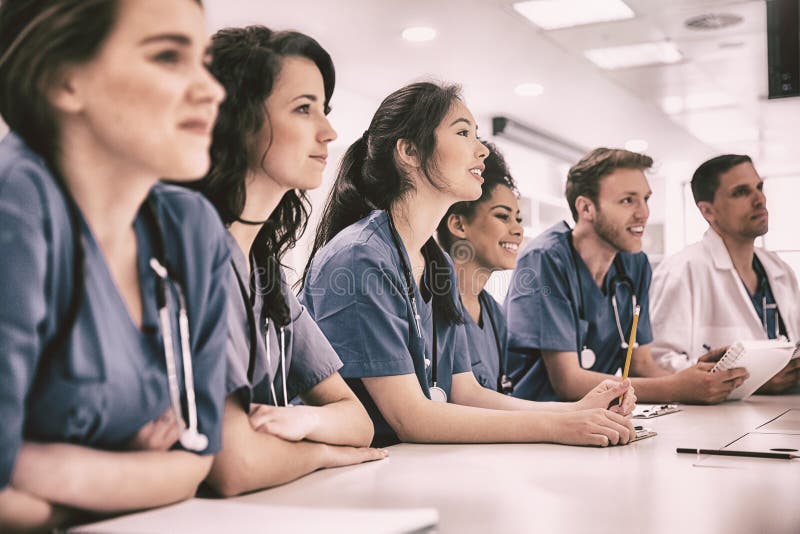 Se reposer de écoute d'étudiants en médecine au bureau photographie stock libre de droits