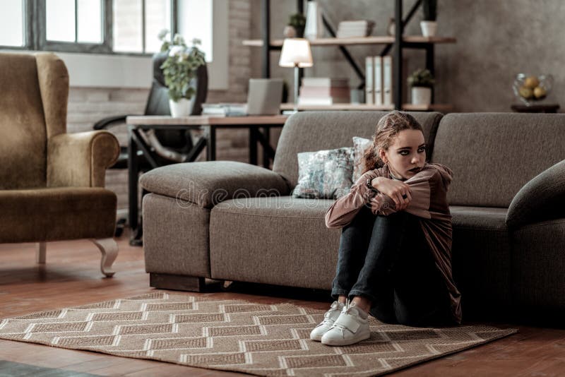 Se reposer découragé et diminué de sentiment d'adolescente à la maison seulement photos stock Se reposer découragé et diminué de sentiment d'adolescente à la maison seulement photos stock