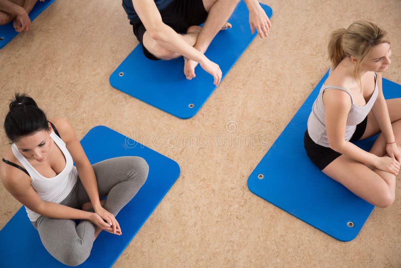 Se reposer sur le tapis de plancher d'exercice photos stock Se reposer sur le tapis de plancher d'exercice photos stock