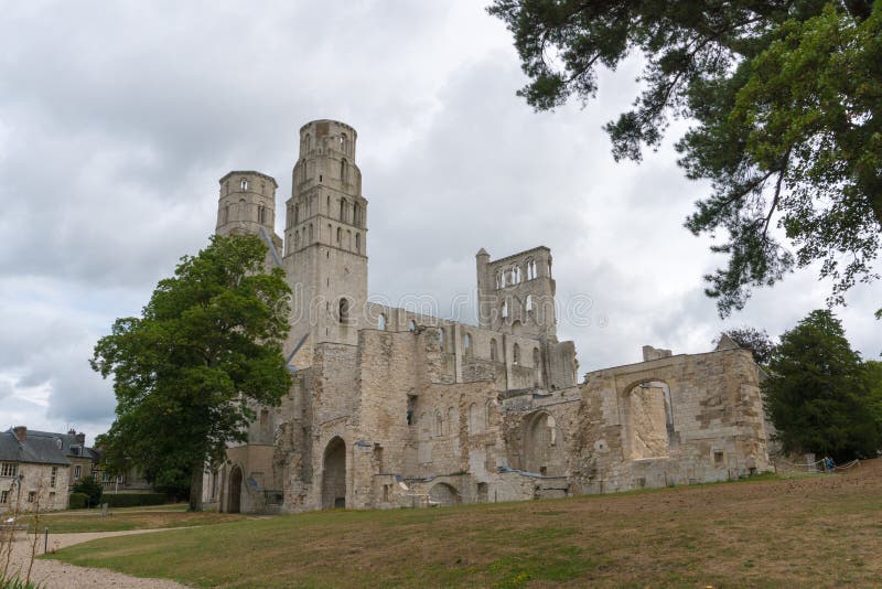 Se ruinerna om den historiska Jumieges Abbey i Normandie royaltyfria foton Se ruinerna om den historiska Jumieges Abbey i Normandie royaltyfria foton