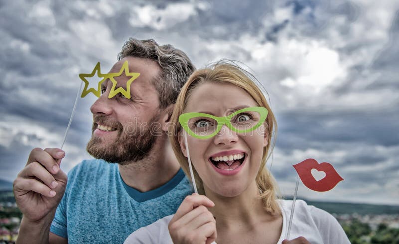 Se sentir espi?gle Les couples dans l'amour appr?cient le temps de partie sur le ciel nuageux La femme et l'homme sexy de sexi ut photo stock Se sentir espi?gle Les couples dans l'amour appr?cient le temps de partie sur le ciel nuageux La femme et l'homme sexy de sexi ut photo stock