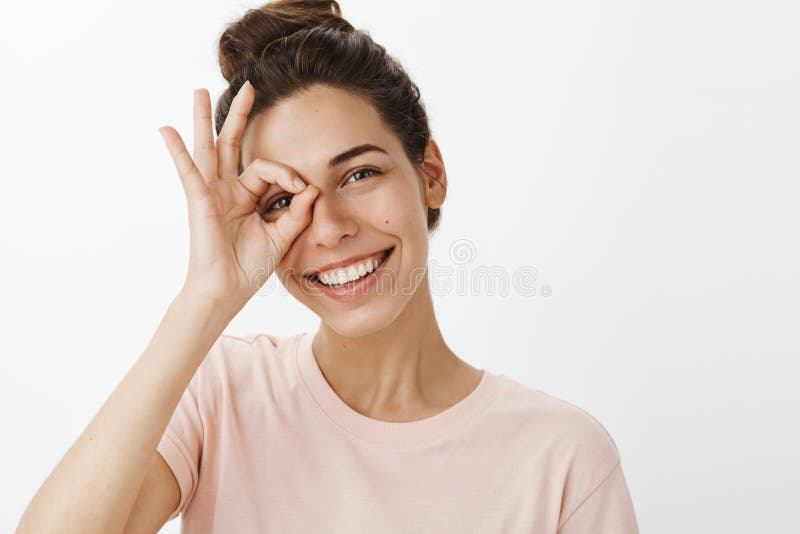 Se sentir heureux avec la collecte nulle d'inquiétudes sûre et joie en tant que se débarasser de l'acné Fille souriant largement images stock Se sentir heureux avec la collecte nulle d'inquiétudes sûre et joie en tant que se débarasser de l'acné Fille souriant largement images stock