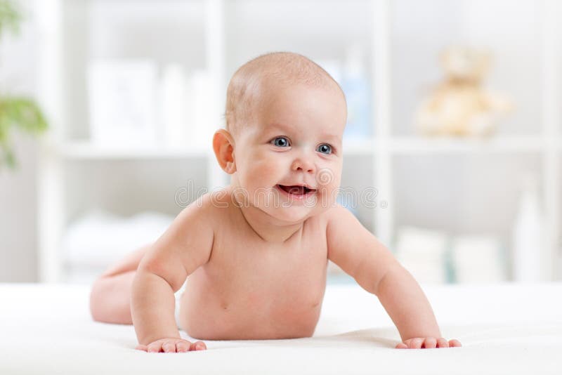 Se situer infantile de bébé dans le salon image libre de droits Se situer infantile de bébé dans le salon image libre de droits