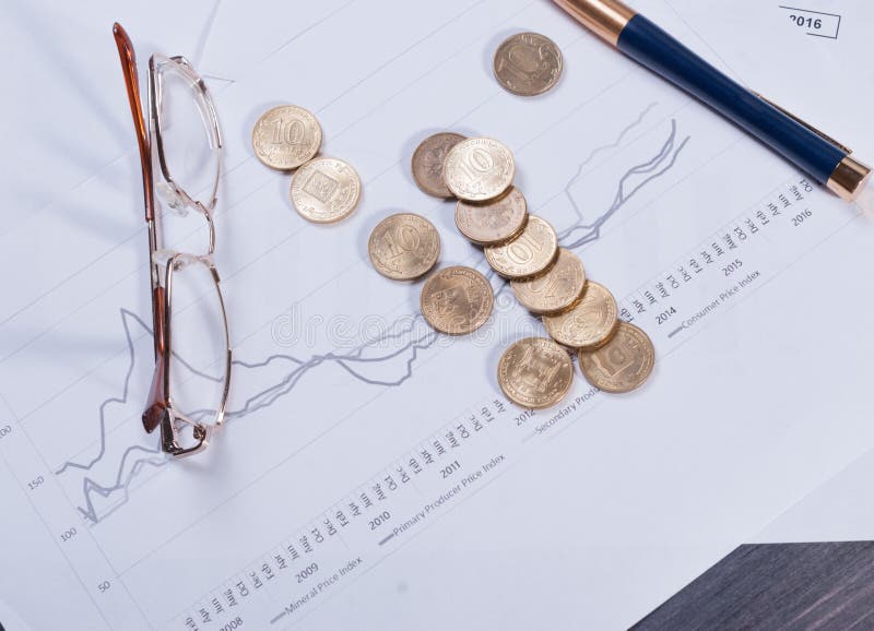Download Se Trouvant Sur Les Verres Financiers De Diagrammes, Le Stylo Et Les Pièces De Monnaie Dispersées Photo stock - Image du diagramme, loupe: 77159186