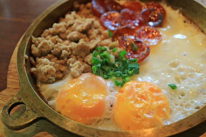 Se închid ouăle prăjite cu carne de porc tocată neclară și cârnați chinezești feliați pe fond royalty free stock image