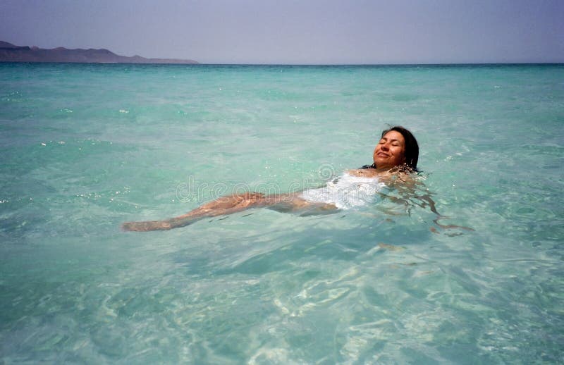 Foto di ispanici messicani donna a rilassarsi in una delle tante belle spiagge vicino a la paz, nel mare di cortez in messico.