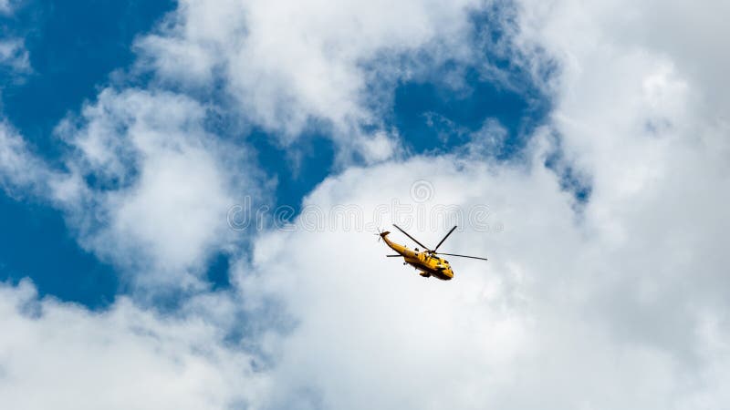 Sea King resuce śmigłowcowy latanie nad Suffolk, Anglia, UK obraz royalty free Sea King resuce śmigłowcowy latanie nad Suffolk, Anglia, UK obraz royalty free
