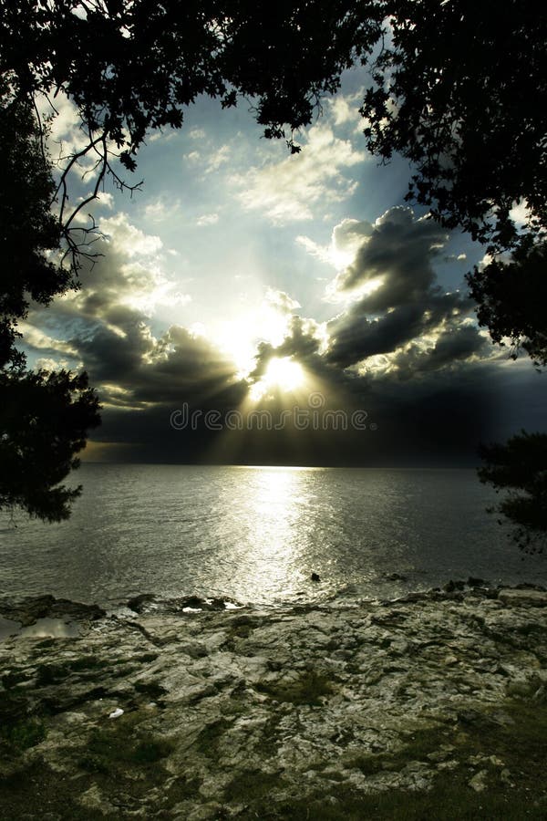 Vista romantica e Tranquilla sul mare, prima di una tempesta.