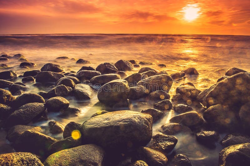 Paesaggio marino con rocce, l'esposizione a lungo.