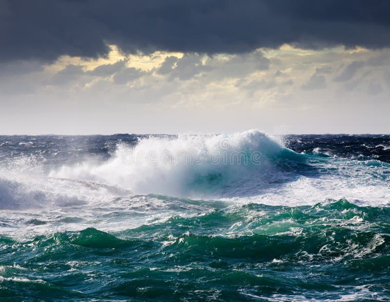 Alta l'onda del mare durante la tempesta in area Mediterranea.