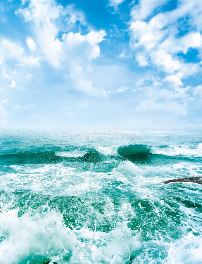 Le onde del mare ed il cielo blu e le nuvole bianche.