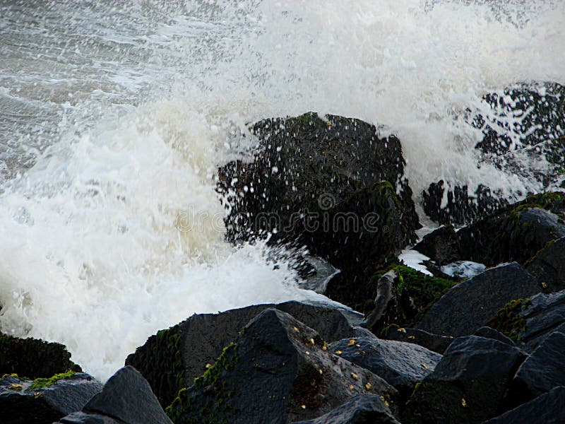 Sea Waves Crashing on Rocks stock images Sea Waves Crashing on Rocks stock images