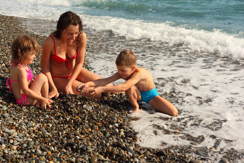 Дикий пляж с детьми