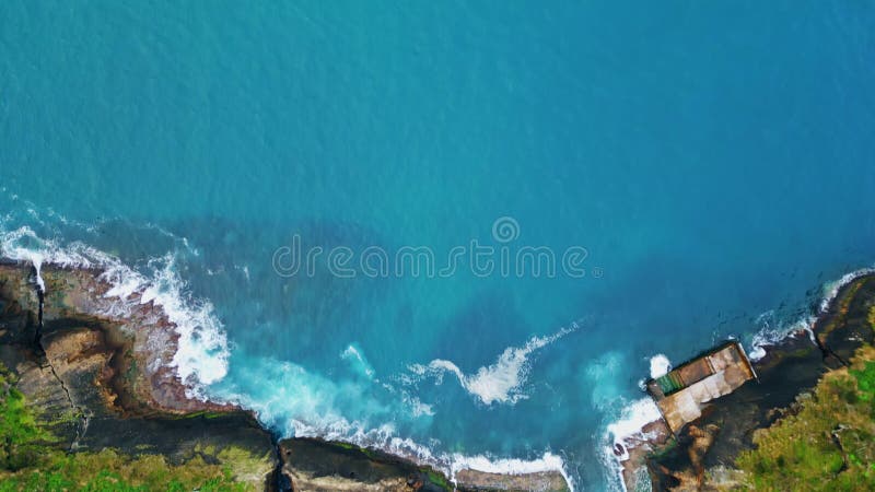 Seagull fly turquoise lagune nature drone top view. groene heuvels met schuim