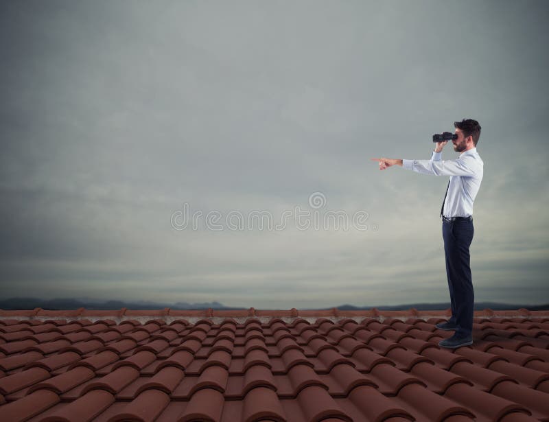 Searchs d'homme d'affaires pour le nouvel horizon, nouvelles opportunités commerciales photos stock Searchs d'homme d'affaires pour le nouvel horizon, nouvelles opportunités commerciales photos stock