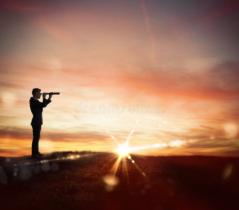 Searchs para o horizonte novo, oportunidades do homem de negócios de negócio novas fotos de stock royalty free Searchs para o horizonte novo, oportunidades do homem de negócios de negócio novas fotos de stock royalty free