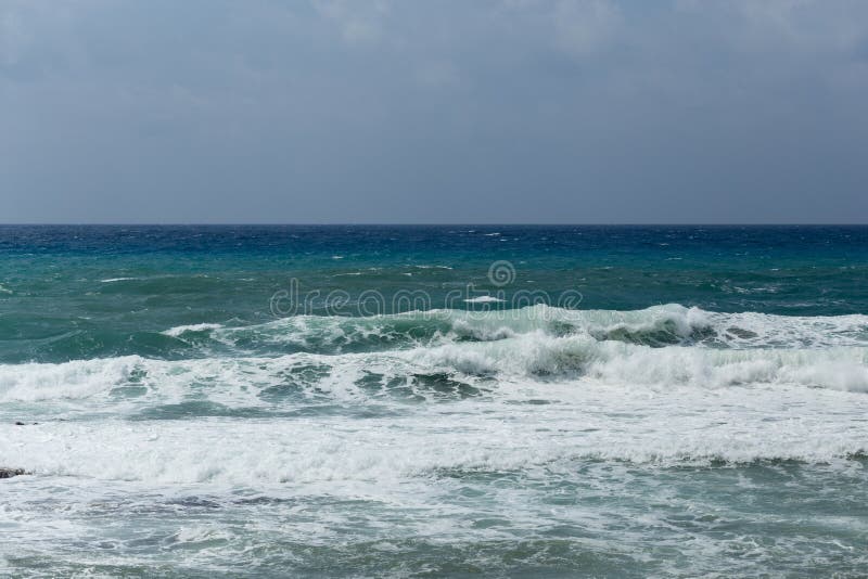 Seascape med kraftiga vågor royaltyfri bild Seascape med kraftiga vågor royaltyfri bild