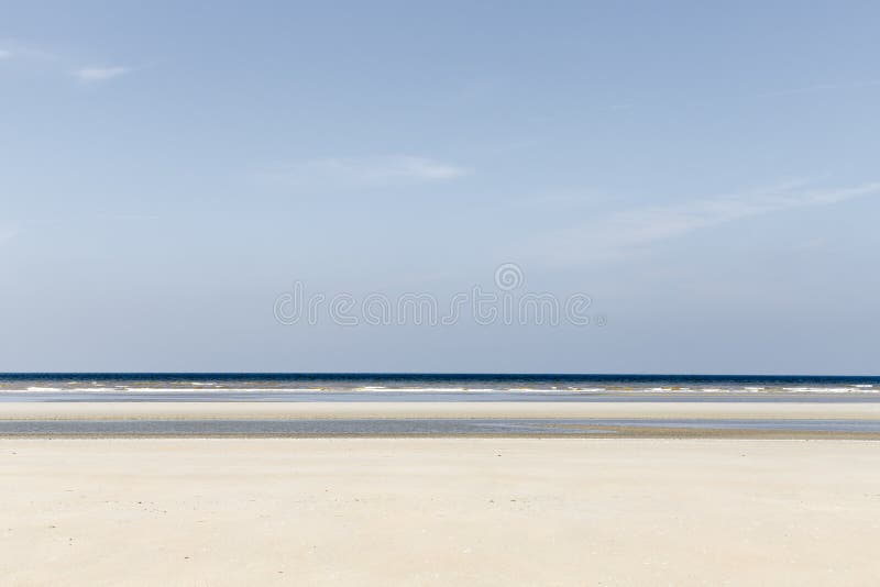 Seascape mergulhado com matizes azuis e amarelos fotos de stock