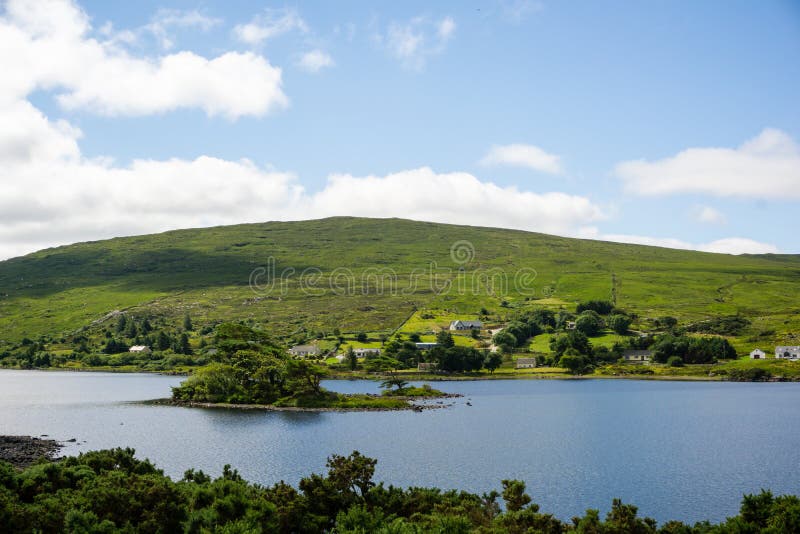 Seascape met huizen in Ierland stock afbeelding Seascape met huizen in Ierland stock afbeelding