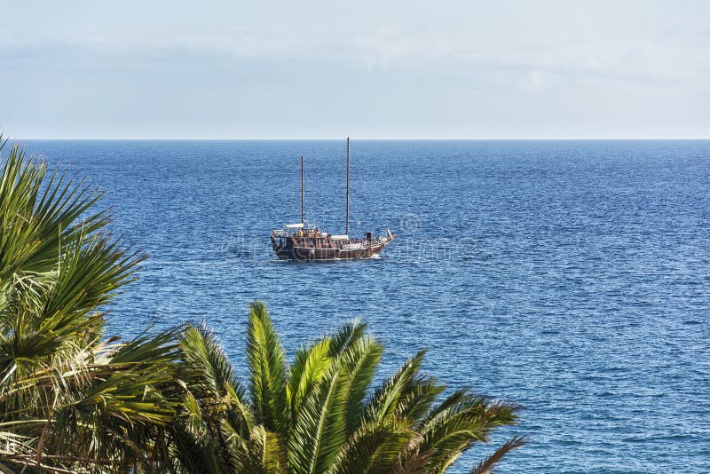 Seascape Navio do prazer no fundo do horizonte de mar foto de stock Seascape Navio do prazer no fundo do horizonte de mar foto de stock