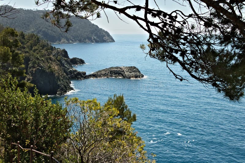 Seascape perto de Cinque Terre, em Liguria, Framura, Itália Um mar azul com montanhas completas ?rvores mediterr?neas imagem de stock Seascape perto de Cinque Terre, em Liguria, Framura, Itália Um mar azul com montanhas completas ?rvores mediterr?neas imagem de stock