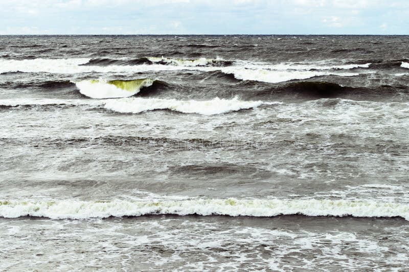 Seascape tormentoso Ondas ásperas do mar Báltico foto de stock Seascape tormentoso Ondas ásperas do mar Báltico foto de stock