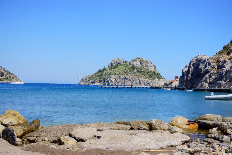 Seascape, βουνά, βράχοι, ουρανός και νερό στοκ φωτογραφία με δικαίωμα ελεύθερης χρήσης Seascape, βουνά, βράχοι, ουρανός και νερό στοκ φωτογραφία με δικαίωμα ελεύθερης χρήσης