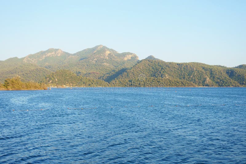Seascape, βουνά, βράχοι, ουρανός και νερό στοκ εικόνες με δικαίωμα ελεύθερης χρήσης Seascape, βουνά, βράχοι, ουρανός και νερό στοκ εικόνες με δικαίωμα ελεύθερης χρήσης