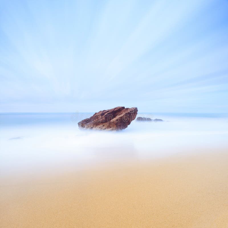 Seascape βράχου, θάλασσας και άμμου. Μακροχρόνια έκθεση. στοκ φωτογραφία