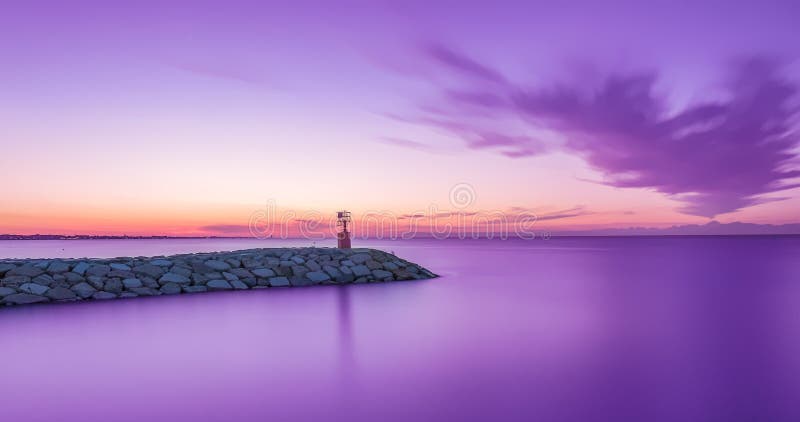 Seascape ηλιοβασίλεμα με τον πορφυρούς ουρανό και τη θάλασσα exposure long στοκ εικόνες
