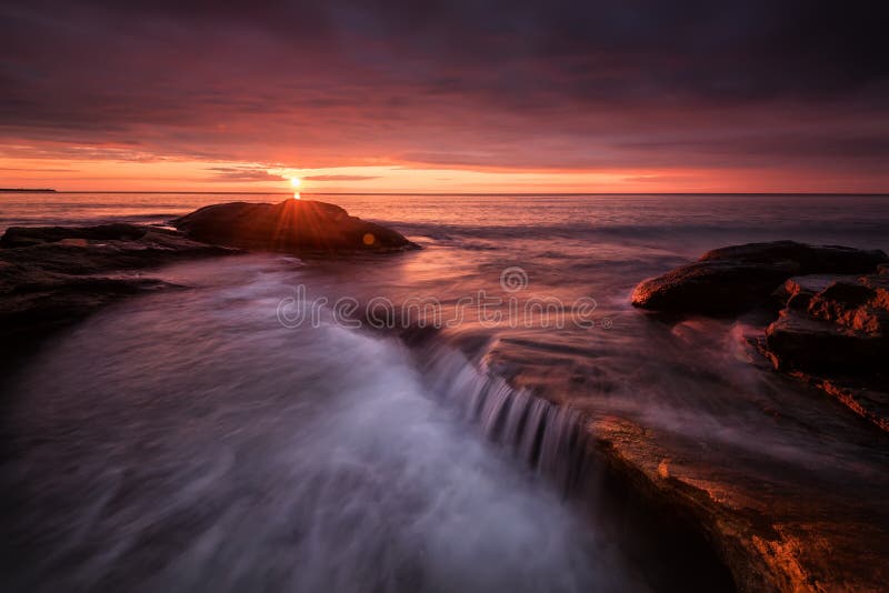 Seascape κατά τη διάρκεια της ανατολής Όμορφο φυσικό θερινό seascape στοκ εικόνα με δικαίωμα ελεύθερης χρήσης