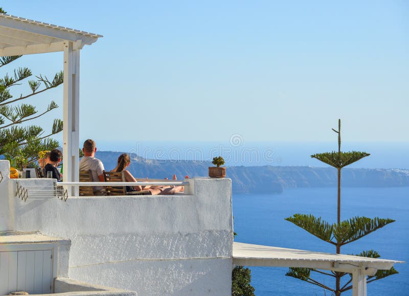 Seascape людей наблюдая острова Santorini стоковое фото rf Seascape людей наблюдая острова Santorini стоковое фото rf