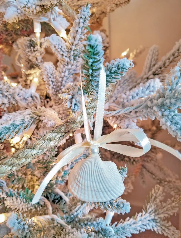 Seashell bożych narodzeń ornament z linową girlandą zdjęcia stock