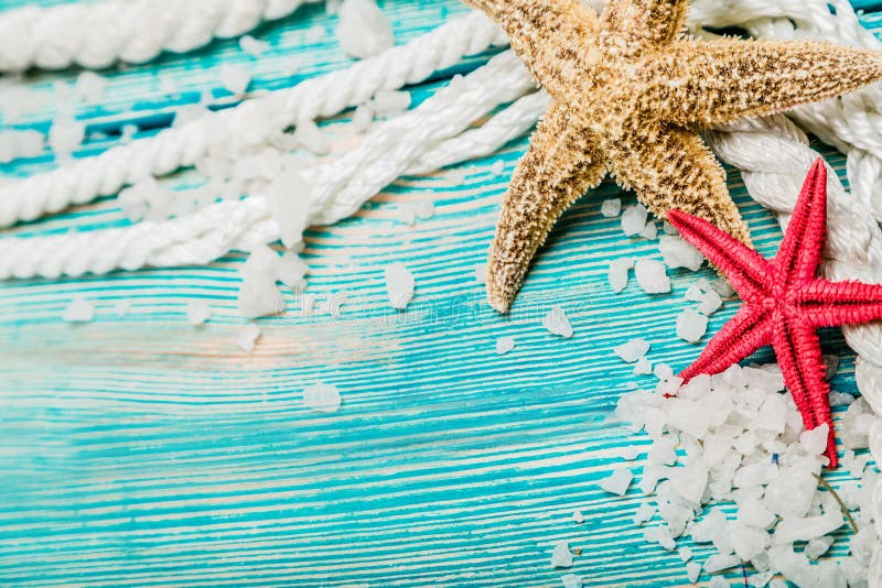 Seashell z białą arkaną na błękitnym drewnianym tle zdjęcia stock