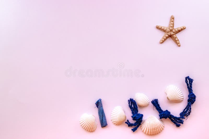 Seashells, веревочки моря и морские звёзды на розовой предпосылке Тропическая концепция летних каникулов Творческая плоская полож стоковые изображения rf Seashells, веревочки моря и морские звёзды на розовой предпосылке Тропическая концепция летних каникулов Творческая плоская полож стоковые изображения rf