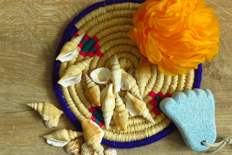 Seashells, нога сформировали поднос пемзы, губки и бамбука стоковое фото Seashells, нога сформировали поднос пемзы, губки и бамбука стоковое фото