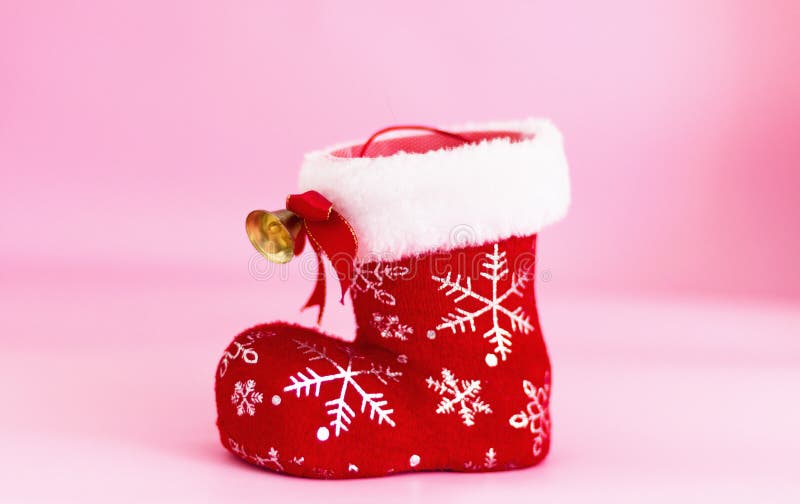 Mùa Giáng Sinh đang đến rất gần rồi! Hãy cùng nhìn ngắm đôi giày Giáng Sinh đầy sắc màu, lung linh ánh đèn, mang lại không khí lễ hội đầy sự tràn đầy niềm vui và ý nghĩa cho mọi người.
