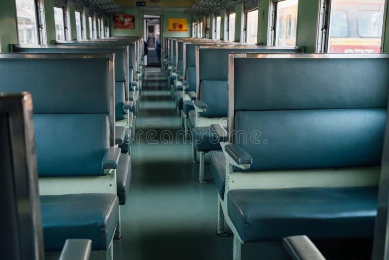 Seat en el tren viejo con el sol de la tarde fotografía de archivo libre de regalías Seat en el tren viejo con el sol de la tarde fotografía de archivo libre de regalías
