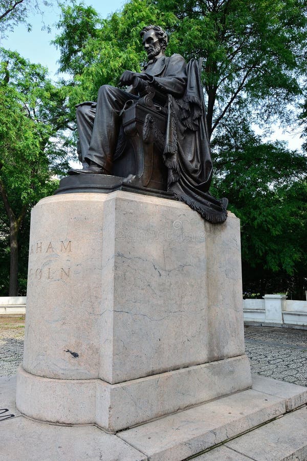 Seated Lincoln in Grant Park