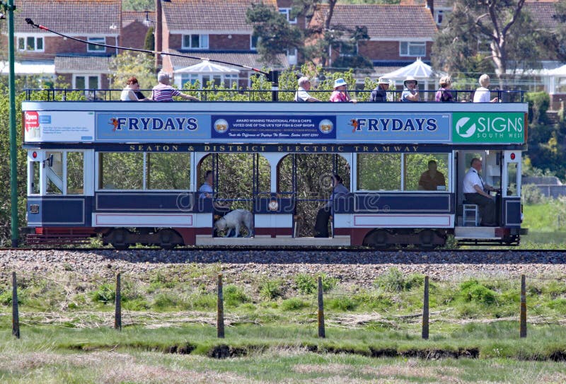SEATON, DEVON, INGLATERRA - 22 DE MAYO DE 2012: Una tranvía azul viaja a lo largo del tranvía de Seaton en su manera a Colyford C fotos de archivo libres de regalías SEATON, DEVON, INGLATERRA - 22 DE MAYO DE 2012: Una tranvía azul viaja a lo largo del tranvía de Seaton en su manera a Colyford C fotos de archivo libres de regalías