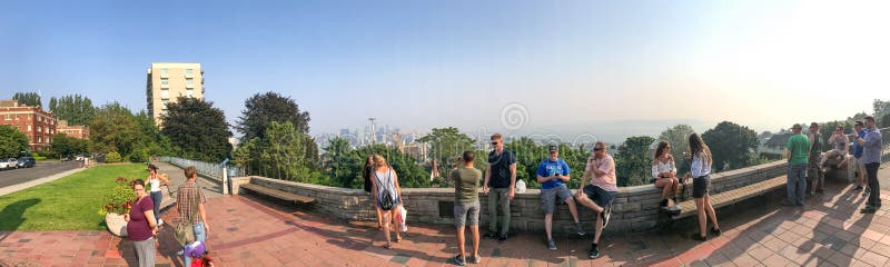 SEATTLE - 8 AOÛT 2017 : Les touristes apprécient la vue de paysage urbain de Kerr image stock SEATTLE - 8 AOÛT 2017 : Les touristes apprécient la vue de paysage urbain de Kerr image stock
