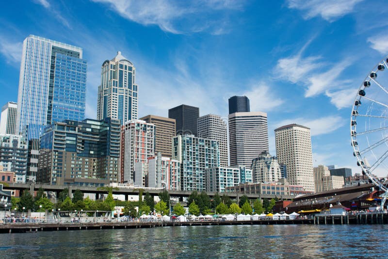 Seattle Citycape uit boot in Elliott Bay wordt genomen dat stock afbeeldingen Seattle Citycape uit boot in Elliott Bay wordt genomen dat stock afbeeldingen