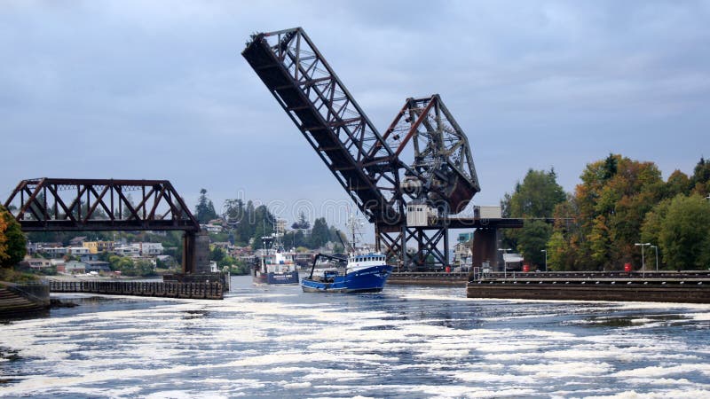 SEATTLE, DE STAAT VAN WASHINGTON, DE V.S. - 10 OKTOBER, 2014: Hiram M Chittendensloten en Spoorophaalbrug - Salmon Bay Bridge stock fotografie SEATTLE, DE STAAT VAN WASHINGTON, DE V.S. - 10 OKTOBER, 2014: Hiram M Chittendensloten en Spoorophaalbrug - Salmon Bay Bridge stock fotografie