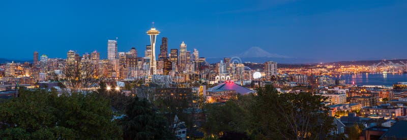 Seattle downtown skyline and Mt. Rainier at night royalty free stock photos Seattle downtown skyline and Mt. Rainier at night royalty free stock photos