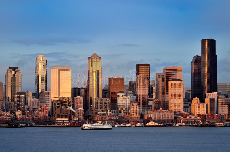 Seattle-im Stadtzentrum gelegene Skyline an der Dämmerung stockbild Seattle-im Stadtzentrum gelegene Skyline an der Dämmerung stockbild